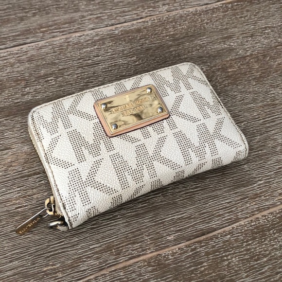 Michael Kors Handbags - AUTHENTIC Michael Kors Logo Jet Set Wallet